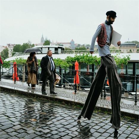 Animace na chůdách